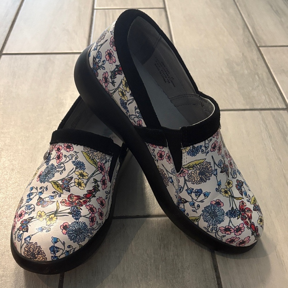 Alegria Clogs